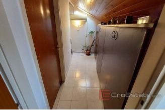 009 5065 30 Split center house in a great location in center for sale
