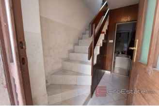009 5065 30 Split center house in a great location in center for sale