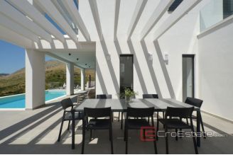 019 2022 321 Split area luxury villa with pool for sale
