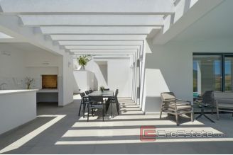 019 2022 321 Split area luxury villa with pool for sale