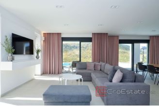019 2022 321 Split area luxury villa with pool for sale