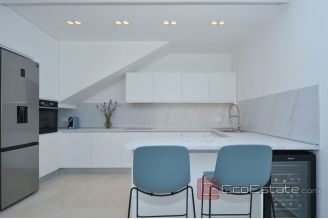 019 2022 321 Split area luxury villa with pool for sale