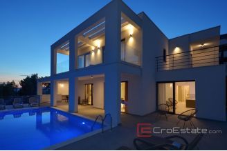 019 2022 321 Split area luxury villa with pool for sale