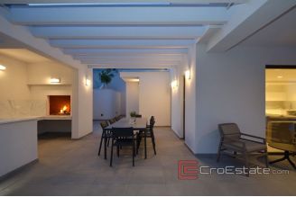 019 2022 321 Split area luxury villa with pool for sale