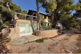 011 2016 484 island of Hvar house with pool and sea view for sale