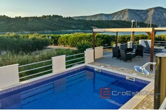 20 5071 30 Korcula house seafront for sale