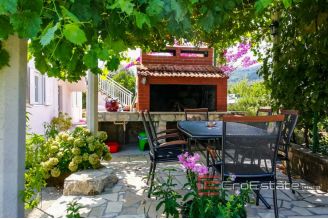 20 5071 30 Korcula house seafront for sale