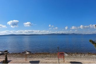 018 2116 02 Zadar house first row to the sea for sale