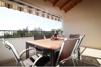 016 2040 03 Zadar house with pool and sea view for sale