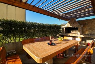 016 2040 03 Zadar house with pool and sea view for sale