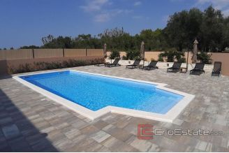 016 2040 03 Zadar house with pool and sea view for sale