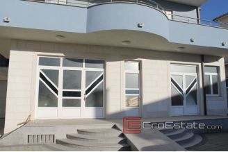 003 2016 68 Split commerical space for sale