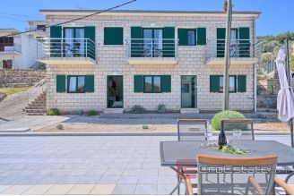 020 2041 07 Trogir house near the sea for sale