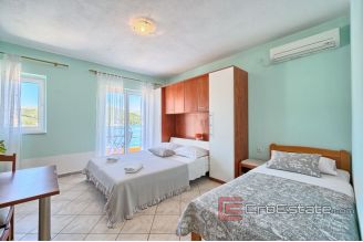 020 2041 07 Trogir house near the sea for sale