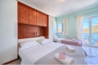 020 2041 07 Trogir house near the sea for sale