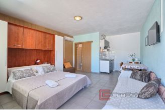 020 2041 07 Trogir house near the sea for sale