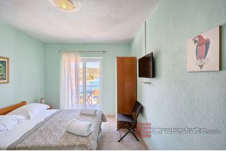 020 2041 07 Trogir house near the sea for sale
