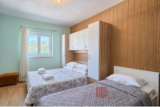 020 2041 07 Trogir house near the sea for sale
