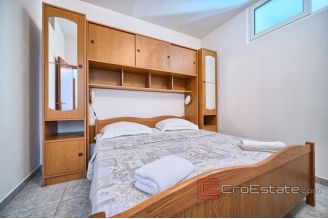 020 2041 07 Trogir house near the sea for sale