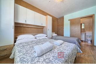 020 2041 07 Trogir house near the sea for sale
