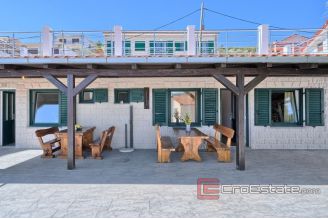 020 2041 07 Trogir house near the sea for sale