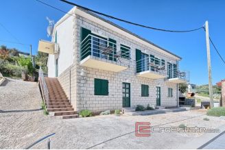 020 2041 07 Trogir house near the sea for sale