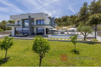 015 2036 12 Ciovo villa with pool and open sea view for sale