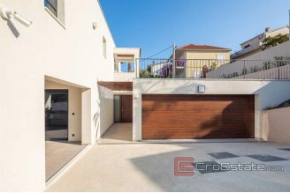 020 2022 326 island ciovo villa first row to the sea for sale