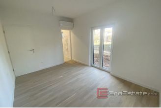 008 2043 02 Zadar apartment in new building with pool for sale