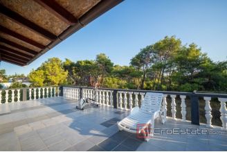 017 2043 08 island of Vir apartment house for sale