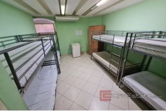 005 2016 489 Split center business space for rent