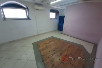 005 2016 489 Split center business space for rent