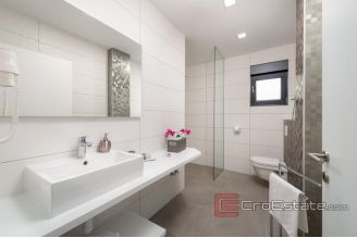 012 2037 09 Makarska villa with pool and sea view for sale