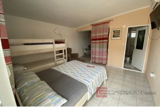 020 2043 09 Zadar house first row to the sea for sale