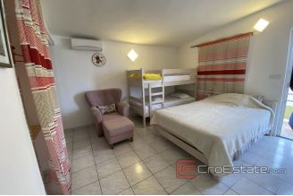 020 2043 09 Zadar house first row to the sea for sale