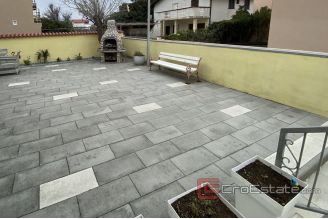 020 2043 09 Zadar house first row to the sea for sale