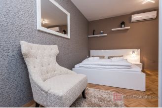 016 2043 10 Zadar aparthotel in the city center for sale