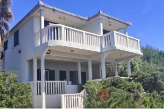 008 2040 08 island of Vis house _in the first row to the sea for sale