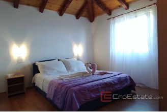 008 2040 08 island of Vis house _in the first row to the sea for sale