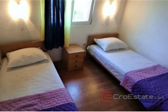 008 2040 08 island of Vis house _in the first row to the sea for sale