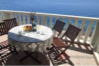 008 2040 08 island of Vis house _in the first row to the sea for sale