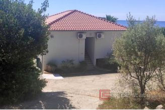 008 2040 08 island of Vis house _in the first row to the sea for sale