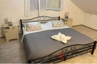 010 2039 07 island of Brac stone house with pool for sale