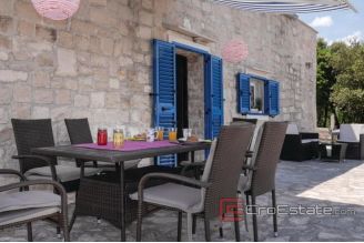 010 2039 07 island of Brac stone house with pool for sale
