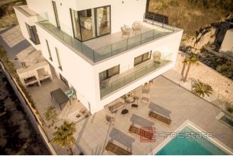 020 2036 13 Split area villa with pool and open sea view for sale