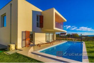 008 2040 11 near split modern villa with pool for sale