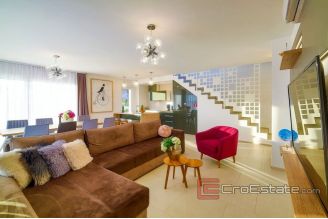 008 2040 11 near split modern villa with pool for sale