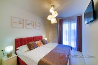 008 2040 11 near split modern villa with pool for sale