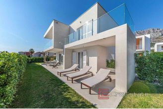 009 2040 10 near split luxury villa with pool for sale