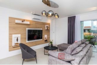 009 2040 10 near split luxury villa with pool for sale